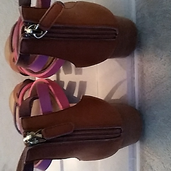 Sandals - Picture 4 of 4